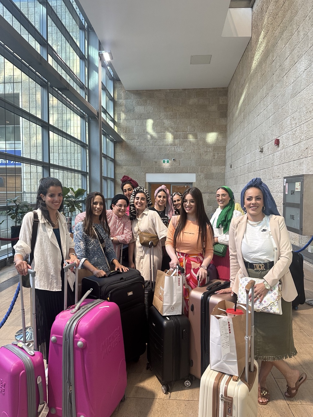 זוהר קורדובה עם קבוצת יזמיות ומזוודות, לפני נסיעת עבודה משותפת